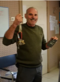 Claude rend les clefs